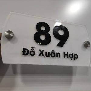 Biển số nhà mica trong lắp trụ kính
