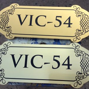 Biển số phòng mica trong in UV ngược