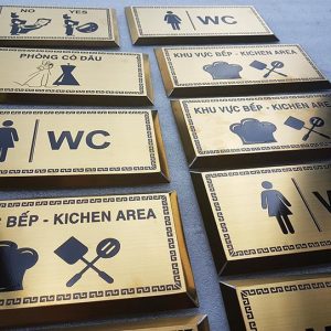 Biển phòng inox vàng xước in UV