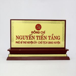 Biển đế gỗ mặt đồng ăn mòn