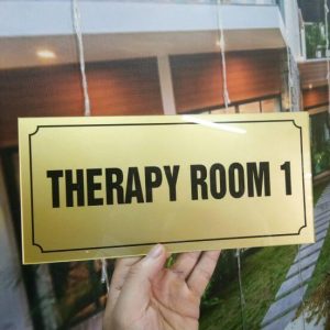 Biển phòng inox vàng xước in uv