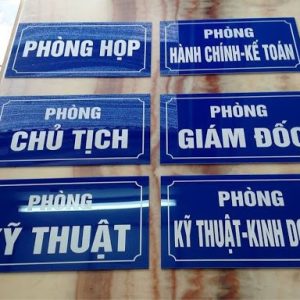 Biển phòng mica xanh tím in UV